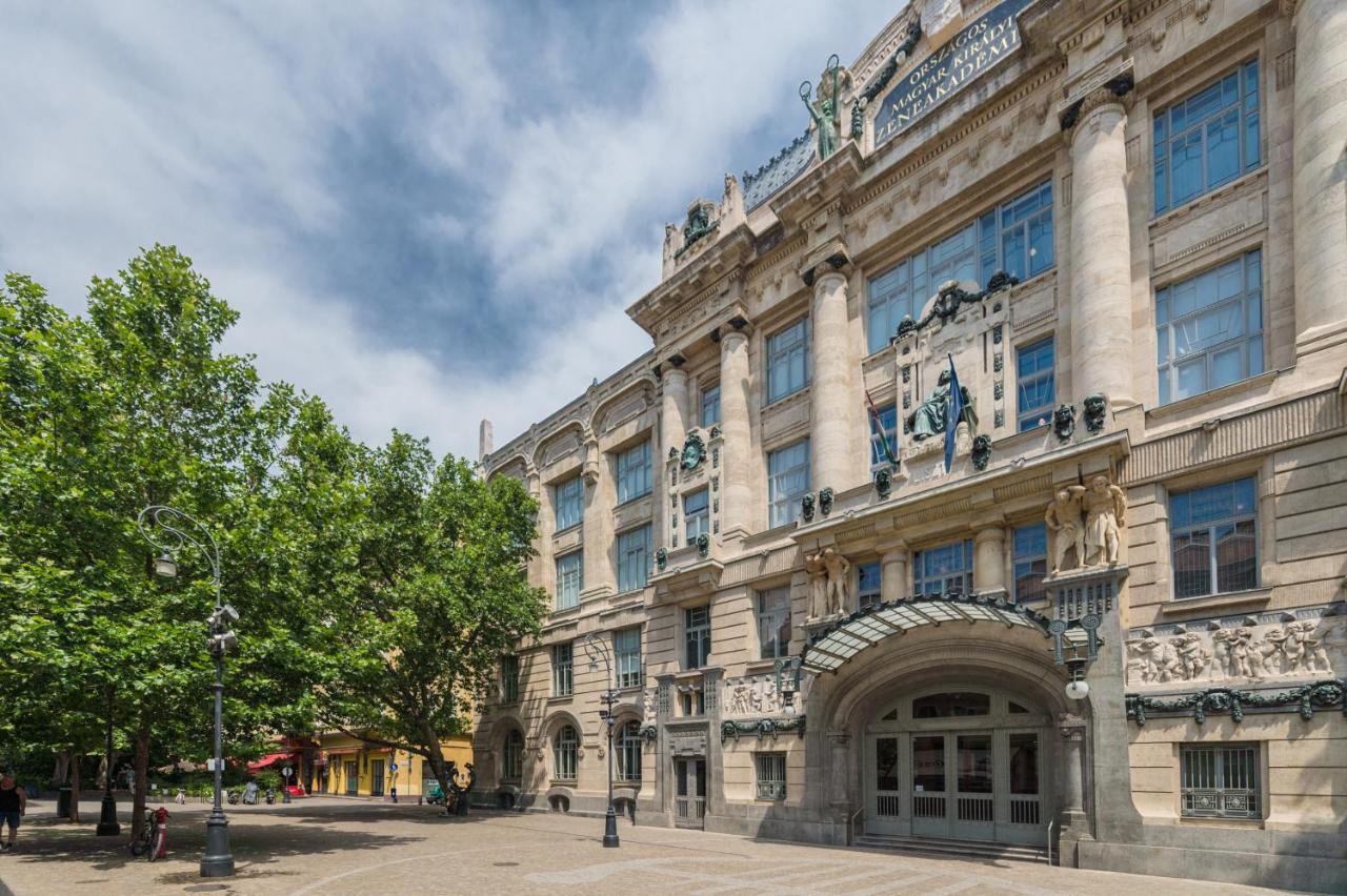 Music Academy Bedroom Cafe Vian Kft * Budapest